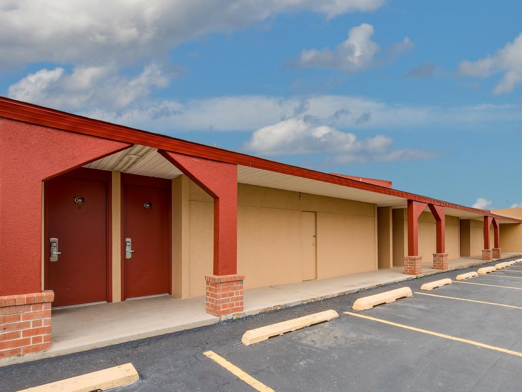 Travelers Inn Midwest City Buitenkant foto