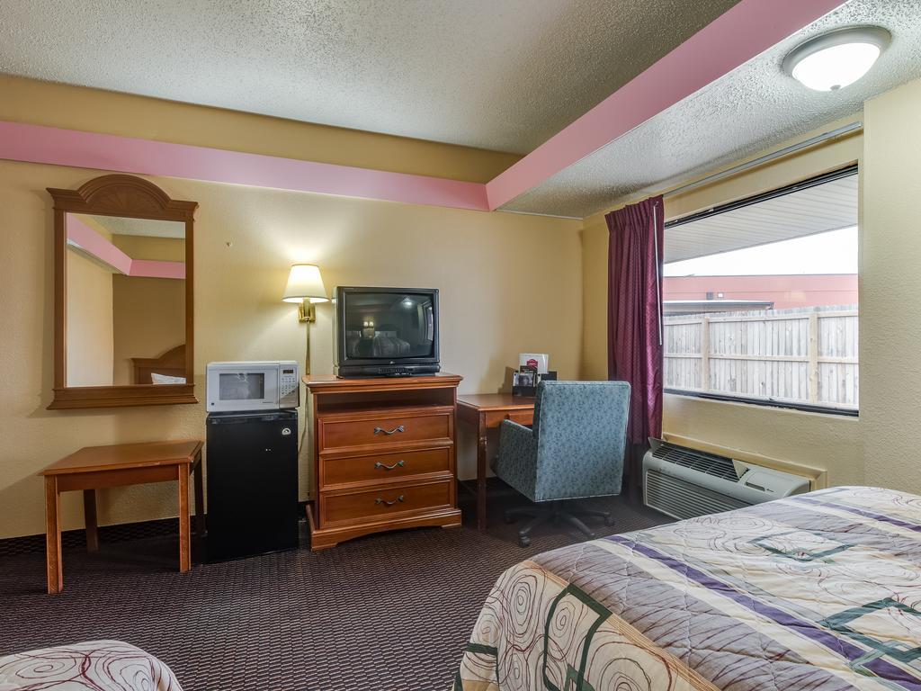 Travelers Inn Midwest City Buitenkant foto