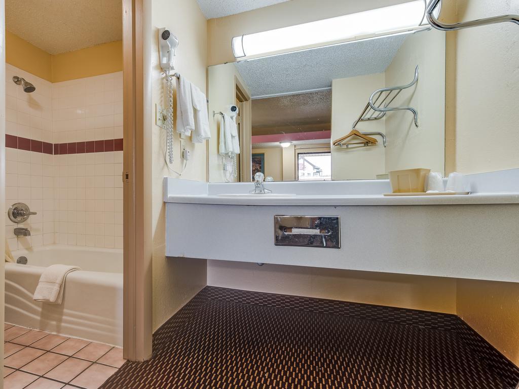 Travelers Inn Midwest City Buitenkant foto