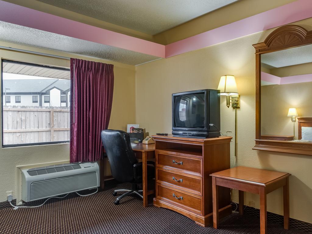 Travelers Inn Midwest City Buitenkant foto