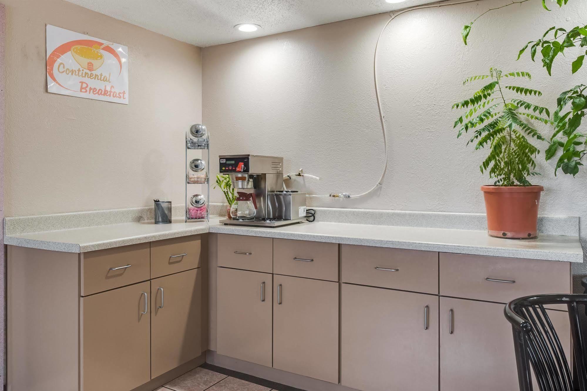 Travelers Inn Midwest City Buitenkant foto