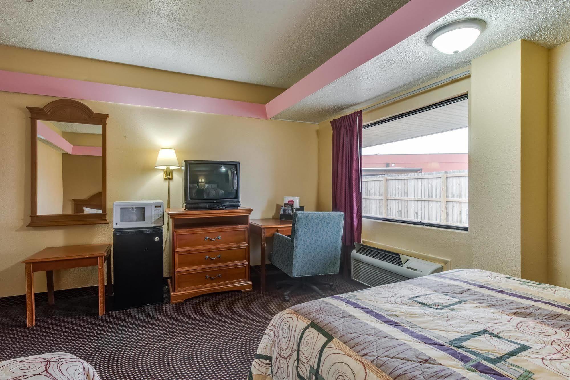 Travelers Inn Midwest City Buitenkant foto